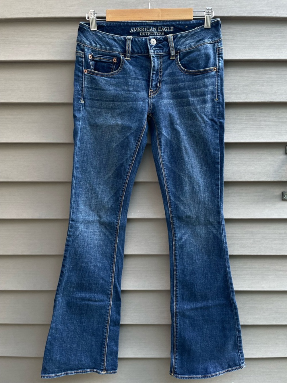American Eagle Outfitters artist super stretch Blue Flare Jeans, size 6